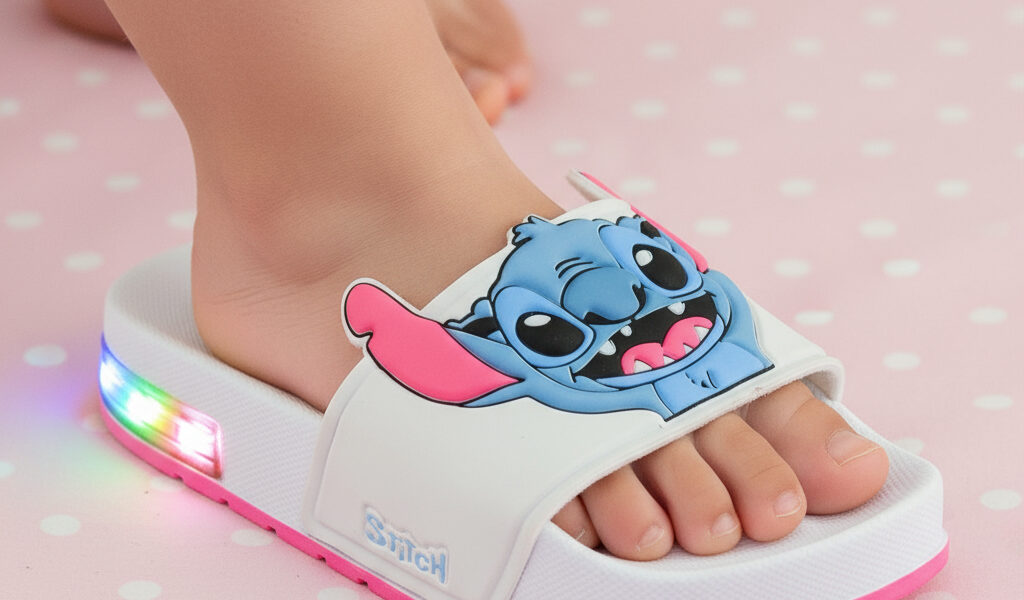 Chinelo Slide Stitch Infantil – Super Macio com LED Que Pisca ao Caminhar