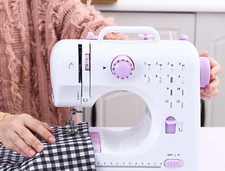 Mini Máquina de Costura Versátil para Uso Residencial com 12 Tipos de Pontos - Bivolt