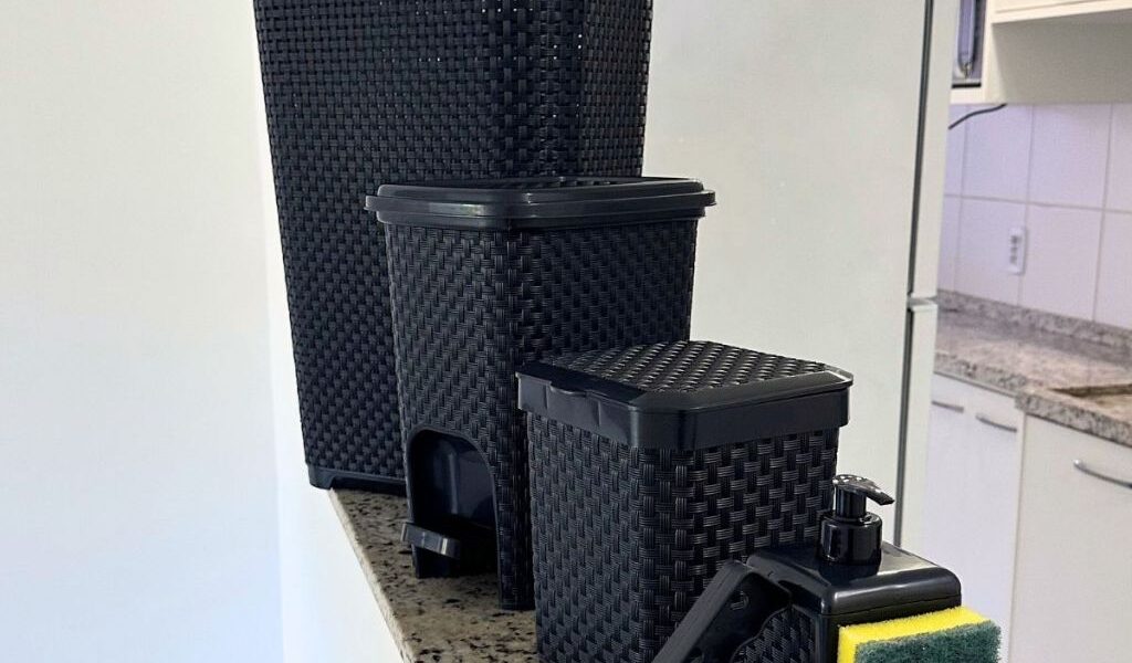 Jogo Rattan para Organização e Limpeza Completa: Cesto 50 Litros, Lixeira com Pedal 7 Litros, Lixeira de Pia 5 Litros,