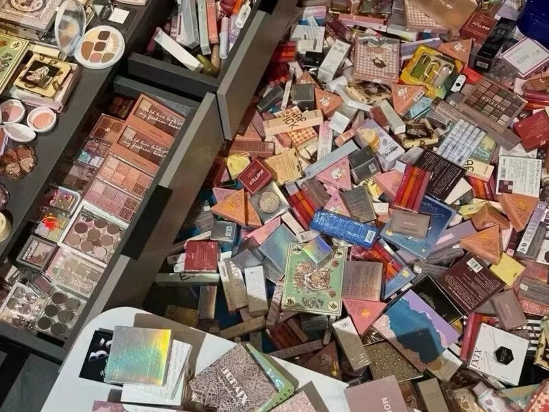 Batons, maquiagem, sombras e delineadores, cosméticos e produtos de beleza em liquidação estão à venda aleatoriamente!