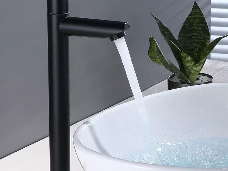 Torneira Monocomando Preta Alto ou Baixo Acabamento Fosco para Banheiro – Água Fria Única