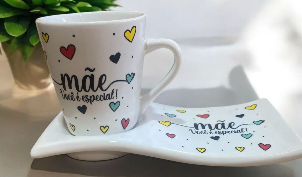 Kit Caneca Porcelana e Pratinho Ondulado Mãe Vc é Especial