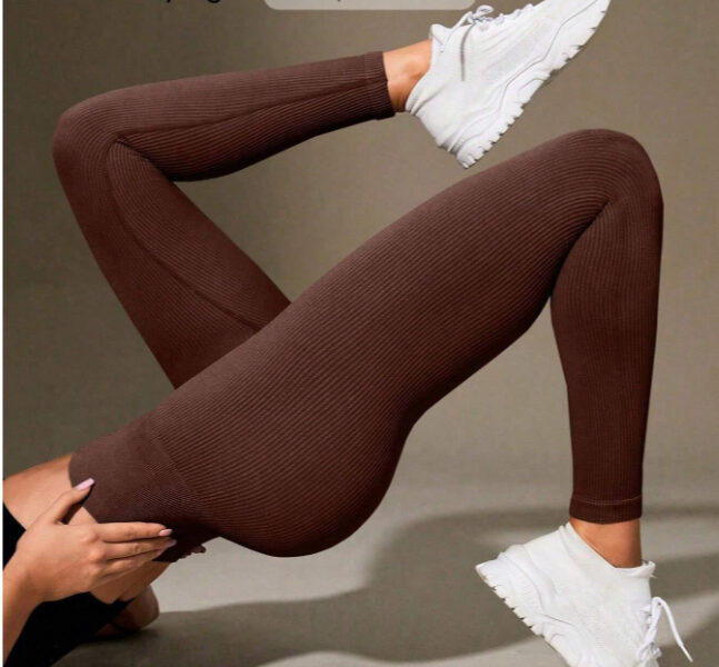 Leggings canelada de cintura larga e cor sólida para atividades esportivas.