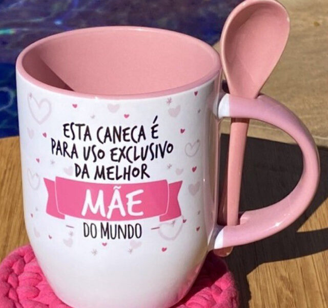 Caneca Personalizada USO EXCLUSIVO DA MELHOR MÃE DO MUNDO + te amo mãe (cerâmica branca 325 mL) - COM COLHER -